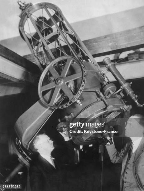 Fecker et James Stokley vérifient le bon fonctionnement du télescope installé au Franklin Institute à Philadelphie, Pennsylvanie, Etats-Unis circa...