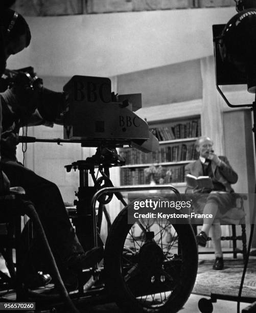 Sur le plateau de télévision de la BBC, tournage d'une scène du téléfilm 'Le Silence de la mer' avec l'acteur anglais Keniston Reeves, à Londres,...