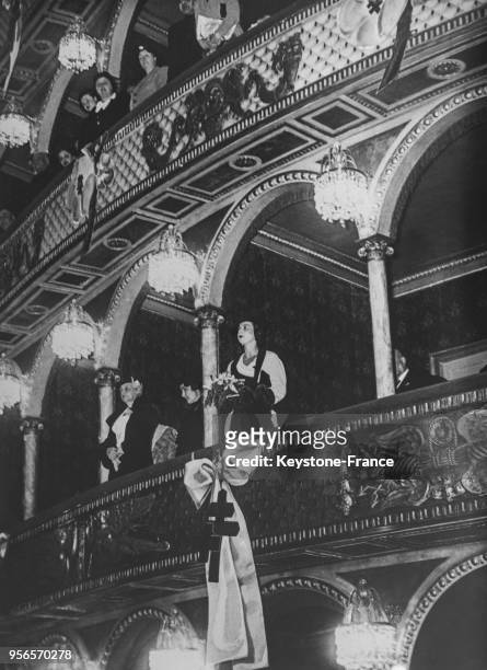 Le princesse Marie-José, debout dans sa loge, assiste à la cérémonie d'ouverture du congrès de médecins pour la lutte contre la tuberculose, à Rome,...