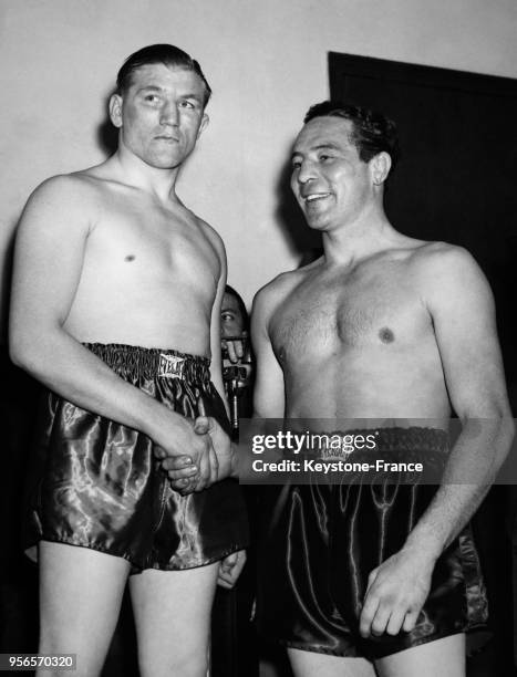 Le boxeur britannique Tommy Farr et le champion américain Max Baer se serrent la main avant une rencontre le 11 mars 1938 à New York City, NY.