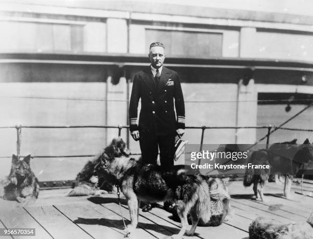Amiral Richard Byrd avec ses chiens photographié à bord du 'Jacob Ruppert' en escale à Wellington, Nouvelle-Zélande le 11 janvier 1934.