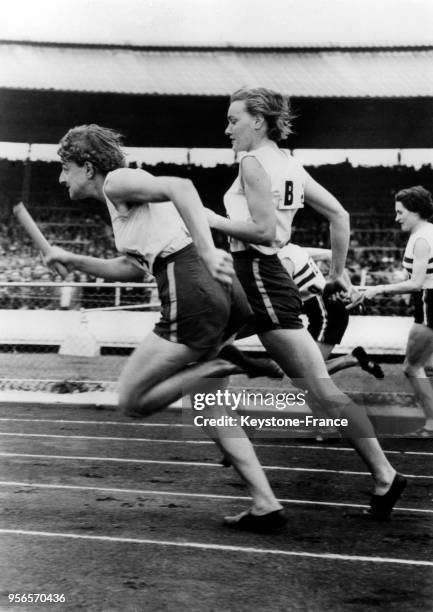 Australienne Marjorie Jackson devance ses concurrentes à la course de relais du 4x100 m le 4 août 1952 à Helsinki, Finlande.