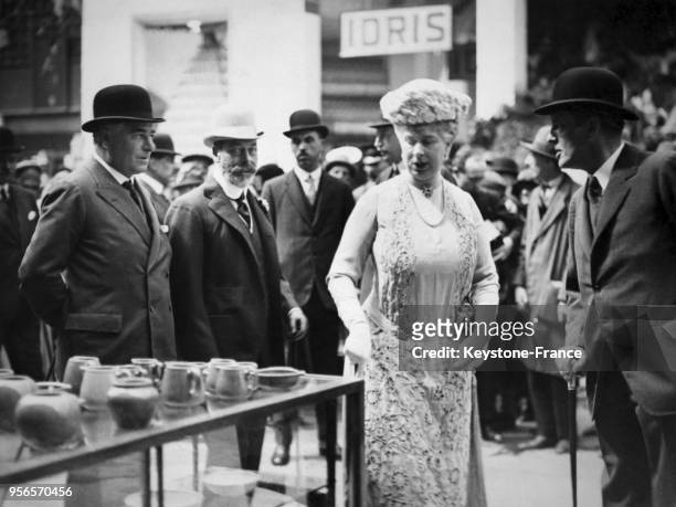 Le Roi George V et la Reine Mary de Teck lors de l'inauguration de Wembley en vue de l'exposition sur l'empire britannique en avril 1923 à Londres,...