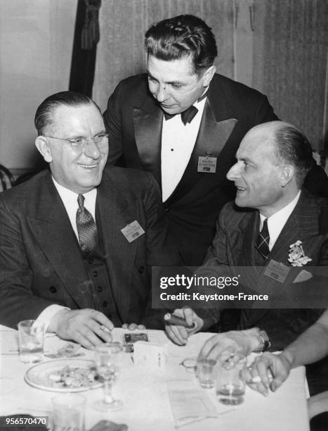 Fritz Kuhn, leader du Bund germano-américain ou Fédération germano-américaine avec Otto Wilumeit, leader du Bund germano-américain de Chicago, et...