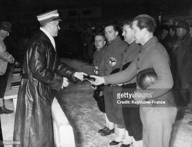 Le responsable des Sports du Reich Hans von Tschammer und Osten serre la main du champion du monde allemand de bobsleigh Walter Trott, circa 1930 à...