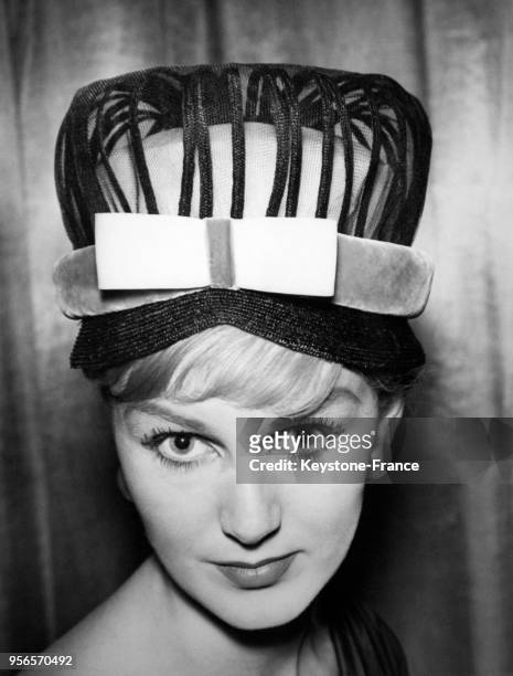 Une femme porte le 'Traitor's Gate', modèle de chapeau en forme de cage de tulle présenté lors du Millinery Guild à l'hôtel Dorchester le 10 novembre...