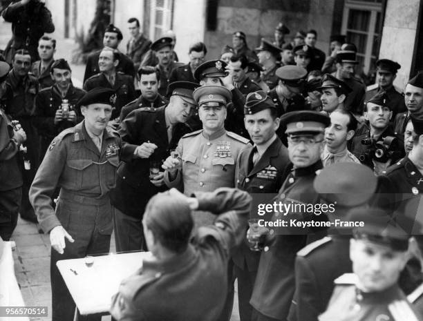 De gauche à droite, le maréchal Montgomery, le général Eisenhower, le maréchal Joukov et le général de la Royal Air Force Arthur Tedder photographiés...