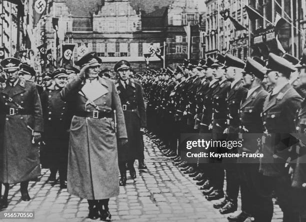 Hermann Goering passant en revue les troupes à son arrivée à Dantzig le 6 avril 1935.