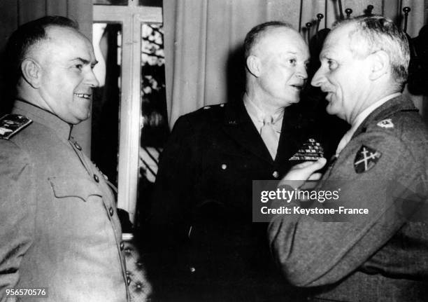 Le maréchal Joukov discutant avec le maréchal Montgomery et le général Eisenhower à Berlin, Allemagne le 5 juin 1945.