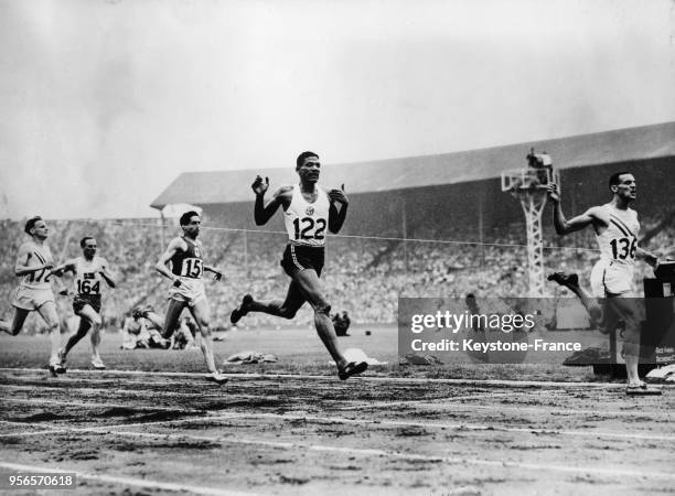 Ligne d'arrivée de la finale du 800 m avec l'Américain Malvin Whitfield , en deuxième le Jamaïcain Arthur Wint et en 3e position le Français Marcel...