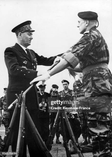 Le général Jouhaud remettant le drapeau aux commandos de parachutistes à Alger, Algérie le 4 février 1959.