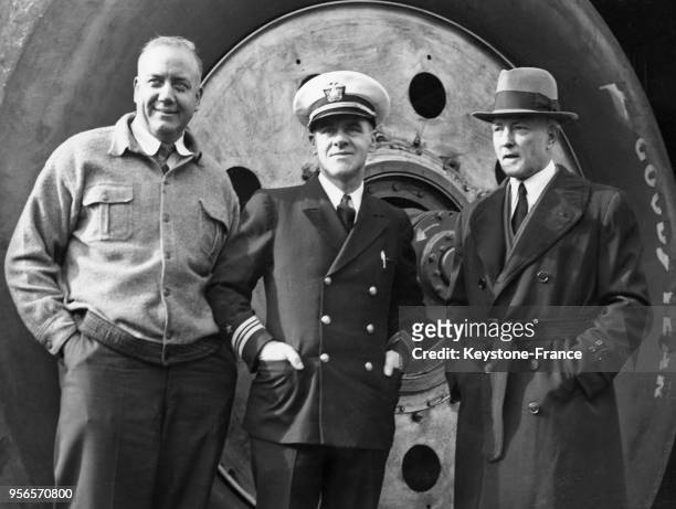 Améiral Richard Byrd photographié avec deux des membres de son équipage avant son départ pour l'Antarctique, à Boston, Massachusetts, Etats-Unis en...