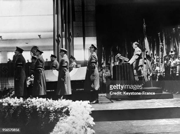 Devant le cercueil du chef nazi Wilhelm Gustloff assassiné à Davos, le chancelier Hitler prononce un discours virulent, à Schwerin, Allemagne en...
