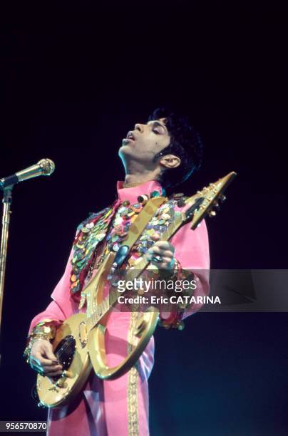 Le chanteur américain Prince sur scène à Londres, le 4 février 1995, lors de la tournée ?My name is Prince?, Royaume-Uni.