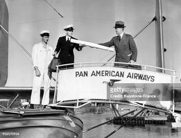 Amiral américain Richard Byrd en civil, carte en main, photographié avant son départ de Miami, Floride, Etats-Unis.