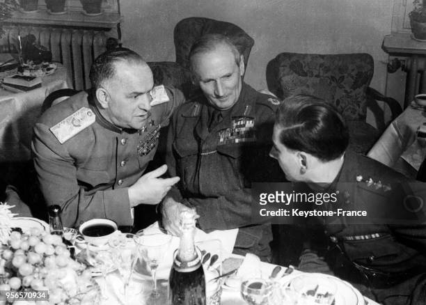 Le maréchal Joukov et le Field Marshal Montgomery discutant au quartier général des Forces alliées à Berlin, Allemagne en novembre 1945.