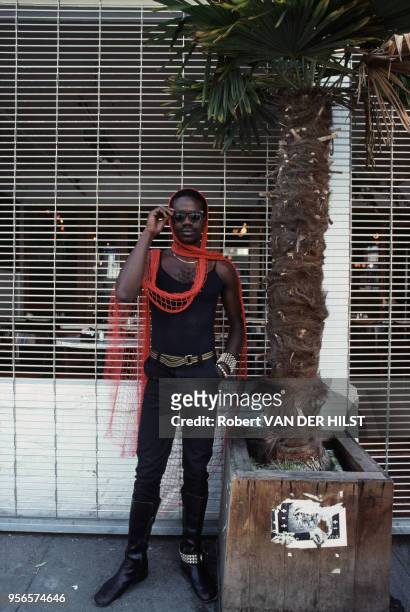 Homme avec des lunettes de soleil en mai 1980 à San Francisco aux États-Unis.