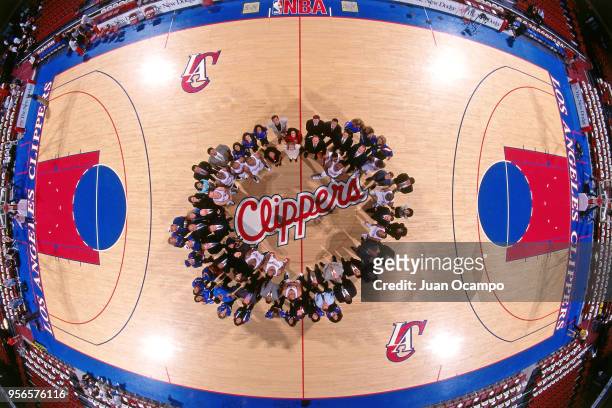 Clippers organization poses center court for picture circa 1998 at the Los Angeles Memorial Sports Arena in Los Angeles, California. NOTE TO USER:...