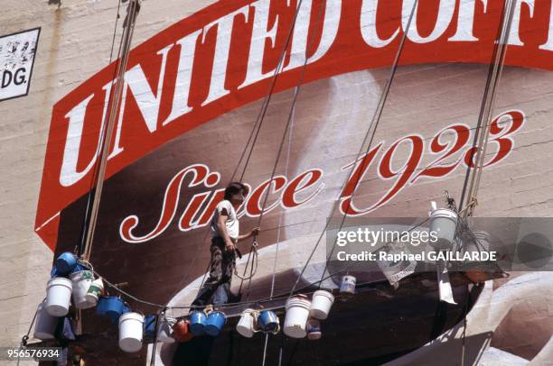 Ouvriers faisant une peinture murale en mai 1988 à San Francisco aux États-Unis.