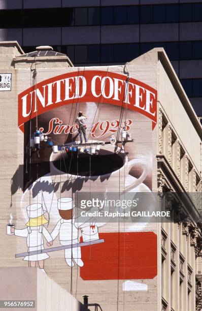 Peinture murale montrant une publicité pour du café en mai 1988 à San Francisco aux États-Unis.