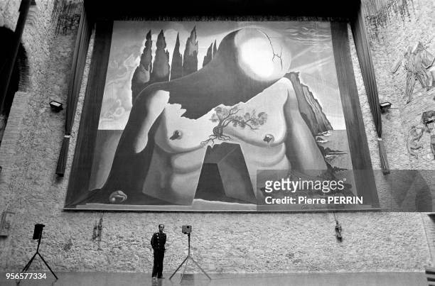 Peinture de grande dimension au musée Dali en novembre 1981 à Figueras, Espagne.