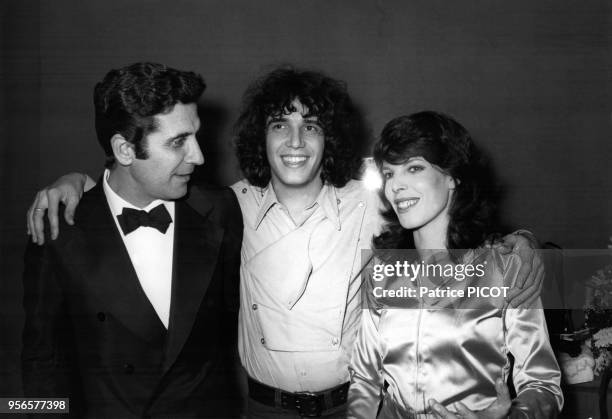 Julien Clerc en compagnie de Gilbert Bécaud et Dani dans la loge du chanteur lors de sa 1ère à l'Olympia à Paris le 8 décembre 1970, France.