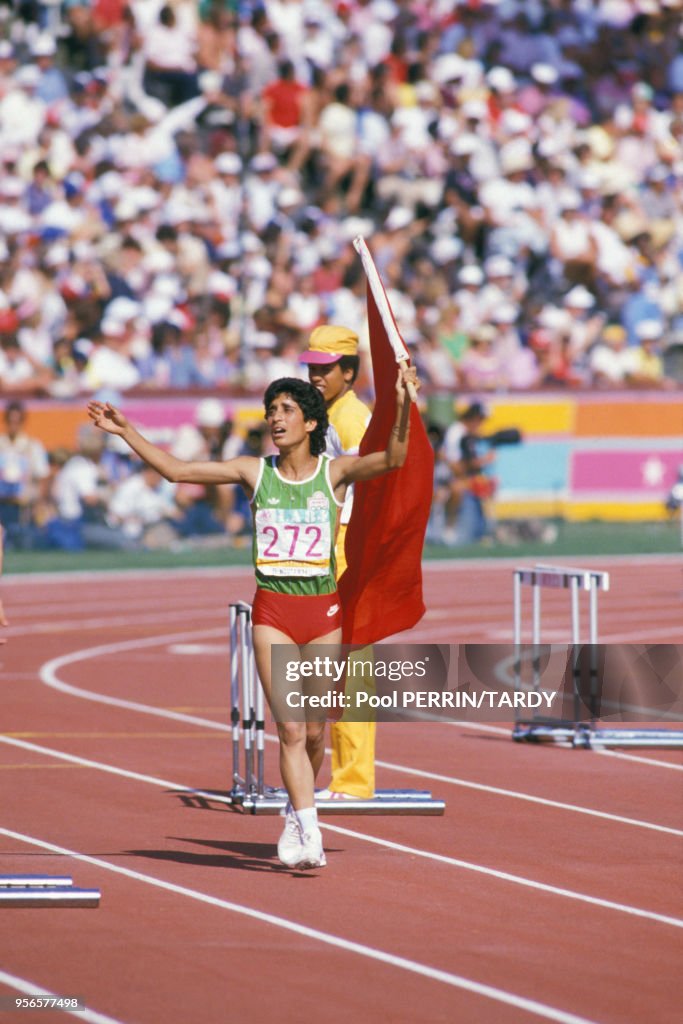 L'athlète marocaine Nawal El Moutawakel vainqueur du 400 mètres haies aux Jeux Olympiques de Los Angeles