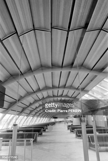 Salle d'attente dans la 2e aérogare de l'aéroport de Roissy en novembre 1981, France.