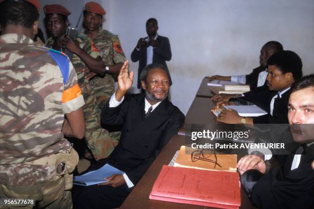 Jean-Bedel Bokassa lors de son procès, avec son avocat Nicolas Tiangaye en novembre 1986 à Bangui en République centrafricaine.