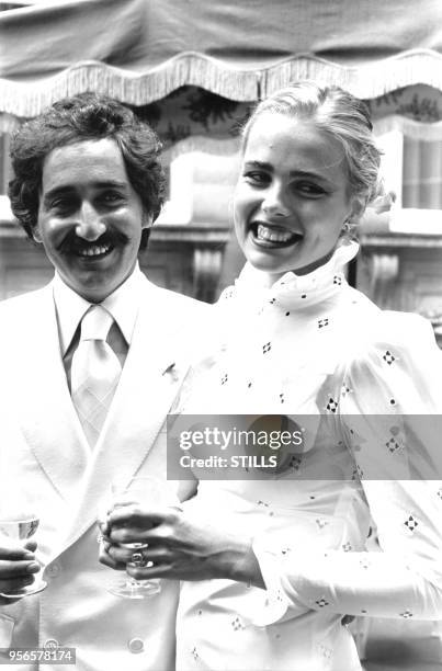 Le mannequin américain Margaux Hemingway et son nouvel époux Bernard Faucher un verre à la main en 1979.