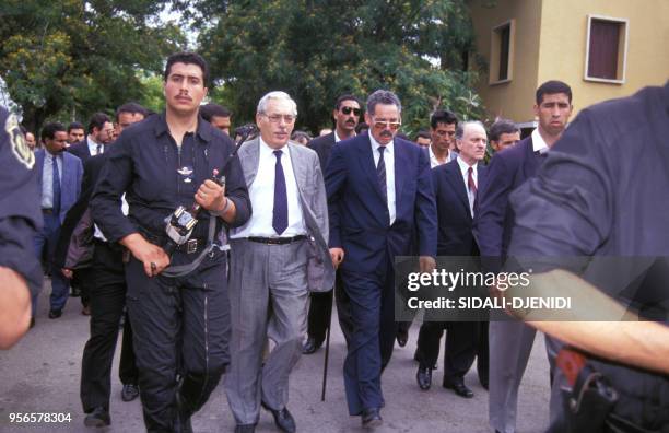 Ali Kafi et Khaled Nezzar lors des funérailles du président Mohamed Boudiaf assassiné, le 1er juillet 1992 en Algérie.