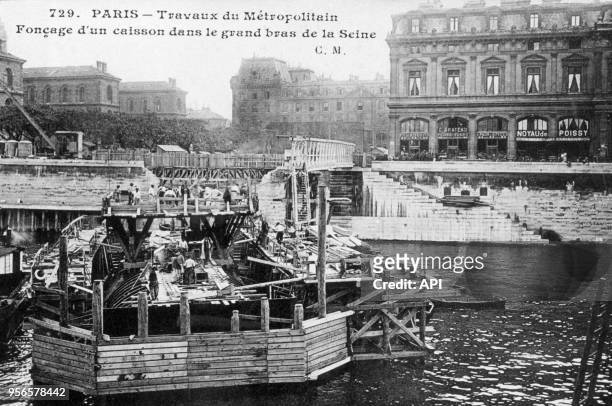 Fonçage d'un caisson dans la Seine lors des travaux de construction du métro vers 1900 à Paris en France.