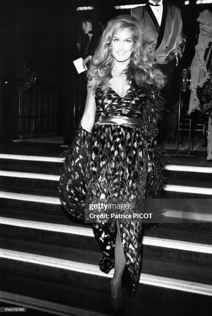 Portrait De La Chanteuse Dalida Lors Du Gala Fava Au Moulin Rouge Le portrait-de-la-chanteuse-dalida-lors-du-gala-fava-au-moulin-rouge-le