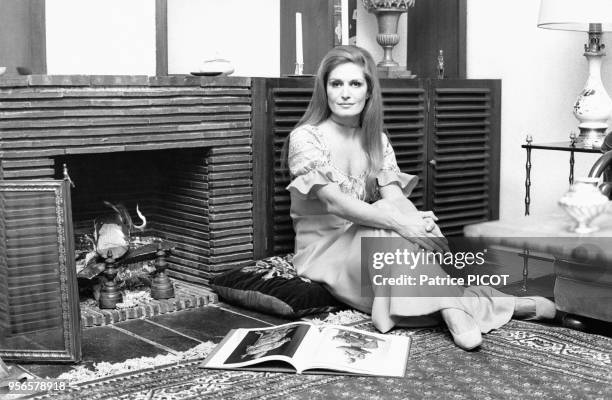 Portrait de la chanteuse Dalida chez elle devant la cheminée le 12 novembre 1971 à Paris, France.