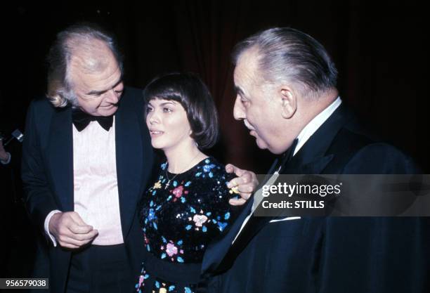 Mireille Mathieu en compagnie de Johnny Stark et Bruno Coquatrix à l'Olympia dans les années 70, Paris, France. Circa 1970.