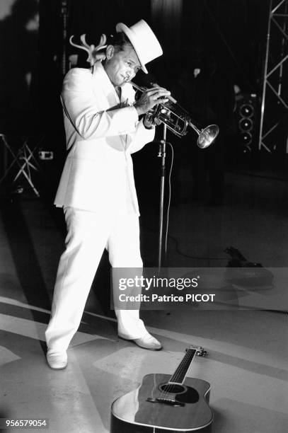 Le chanteur Henri Salvador sur scène répète un concert au cours duquel il joue de la trompette dans une salle Porte de Pantin le 4 novembre 1982 à...