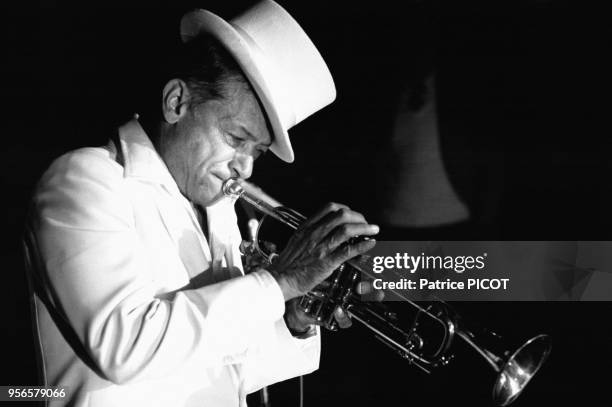 Le chanteur Henri Salvador sur scène répète un concert au cours duquel il joue de la trompette dans une salle Porte de Pantin le 4 novembre 1982 à...