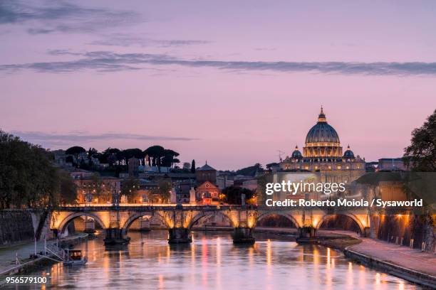 dusk on tiber river, rome - basílica de san pedro fotografías e imágenes de stock