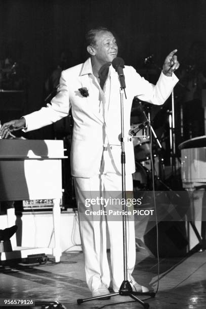 Le chanteur Henri Salvador sur scène répète un concert dans une salle Porte de Pantin le 4 novembre 1982 à Paris, France.