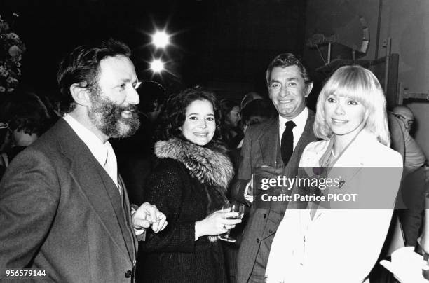 Michel Drach et son épouse la comédienne Marie-José Nat avec Mireille Darc lors du Festival du Film le 8 novembre 1975 à Paris, France.