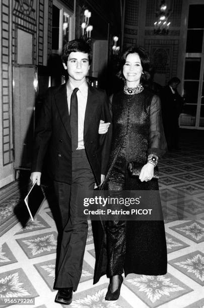 Actrice Marie-José Nat et son fils au Festival du Film américain le 8 septembre 1980 à Deauville, France.