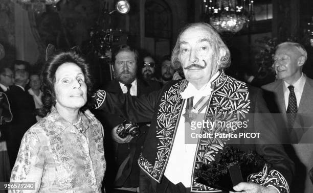 Portrait du peintre espagnol Salvador Dali en habit d'académicien en compagnie de son épouse Gala le 9 mai 1979 à Paris, France.
