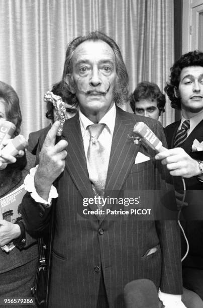 Portrait du peintre espagnol Salvador Dali interviewé par la presse le 1er décembre 1971 à Paris, France.