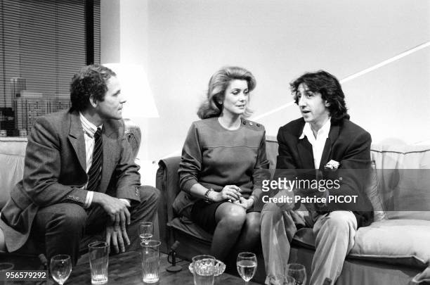 Portrait du journaliste Patrick Poivre d'Arvor, de l'actrice Catherine Deneuve et du comédien Richard Anconina lors du lancement de la chaîne de...