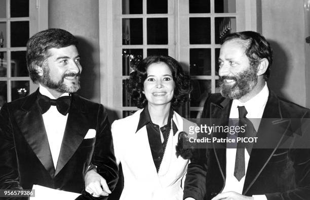 Portrait de la comédienne Marie-José Nat entourée de l'acteur Jean-Claude Brialy et de son mari le réalisateur Michel Drach, circa 1980.