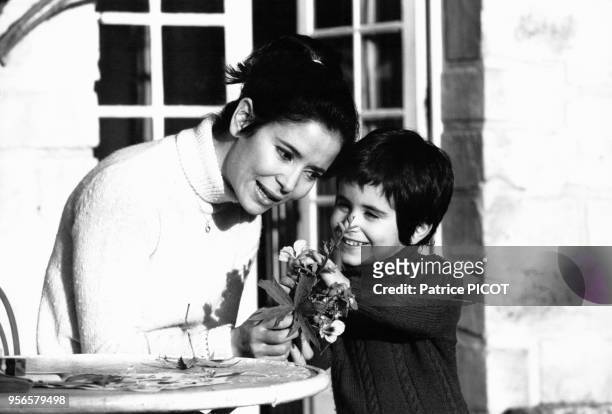 Portrait de la comédienne Marie-José Nat chez elle avec son fils le 3 novembre 1969 en France.