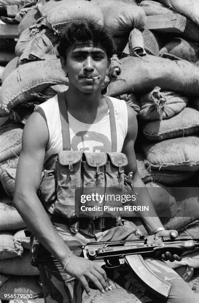 Combattant d'un mouvement de la gauche libanaise avec sa Kalachnikov à Beyrouth lors du conflit israélo-palestinien en aout 1982, Liban.