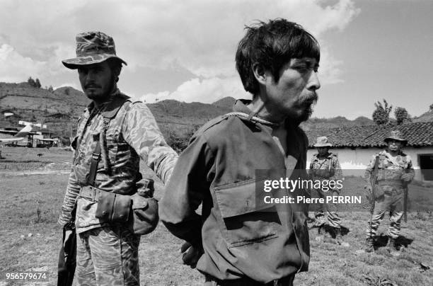 Arrestation d'un nicaraguéen venu aider les révolutionnaires guatémaltèques lors des élections présidentielles au Guatemala en mars 1982.