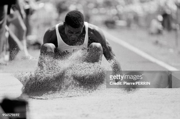 Le sauteur Carl Lewis lors d'une séance d'entraînement avant les Jeux Olympiques en mai 1984 à Los Angeles, Etats-Unis.