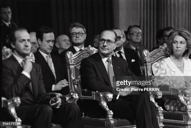 Jacques Chirac, maire de la capitale, en compagnie du roi d'Espagne et de la reine Sophie en visite officielle à Paris;à l'arrière-plan on distingue...